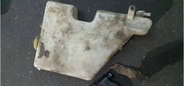  Tanque de expansão do sistema de esfriamento Nissan Terrano 2