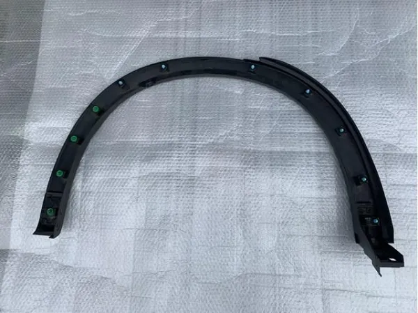Expansor esquerdo (placa sobreposta) de arco do pára-lama traseiro KB7W51W60F8N Mazda