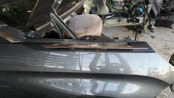 Moldura do pára-lama dianteiro direito 98142289DX Peugeot/Citroen