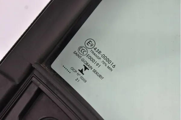 Vidro de janelo da porta dianteira direita 9818042180 Peugeot/Citroen