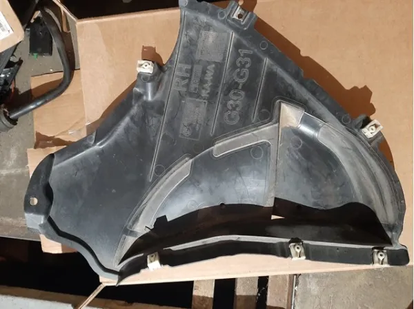 Proteção direita do pára-choque dianteiro 51717478704 BMW