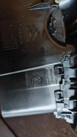 Grelha de ventilação de salão no "painel de instrumentos" 98001677XU Peugeot/Citroen