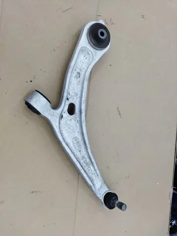 Braço oscilante inferior esquerdo de suspensão dianteira 545015MP0A Nissan/Infiniti