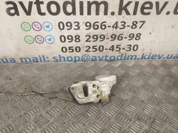 MR473987 Mitsubishi Fecho da porta dianteira esquerda