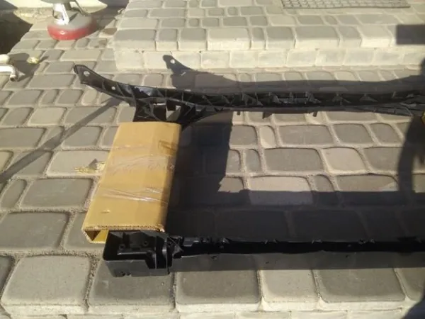 Suporte do radiador montado (painel de montagem de fixação das luzes) 13E1041 Polcar