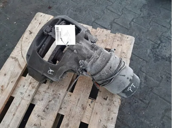 Suporte do freio dianteiro direito 5801341082 Iveco