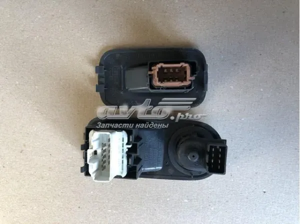 Painel (placa sobreposta) dianteiro direito de bloco de controlo de elevador de vidro 8200011870 Renault (RVI)