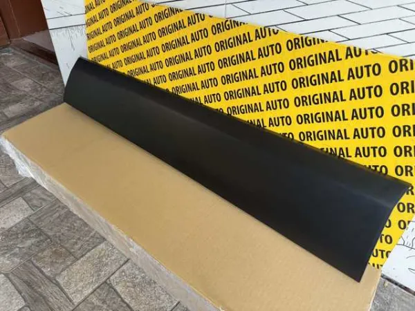 Moldura da porta dianteira esquerda inferior DFR551RB0B Mazda