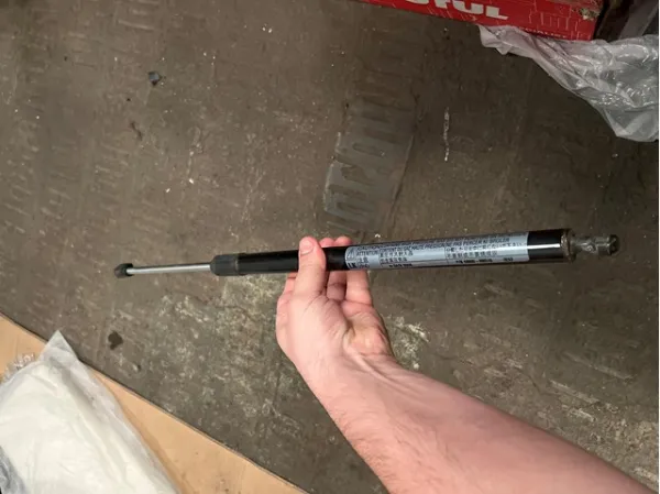 Amortecedor de tampa de porta-malas (de 3ª/5ª porta traseira) 689600W510 Toyota