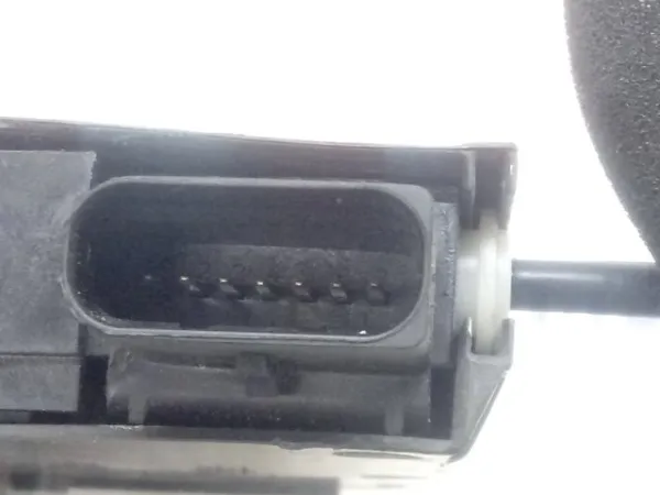 Fecho da porta traseira esquerda 9826126080 Peugeot/Citroen