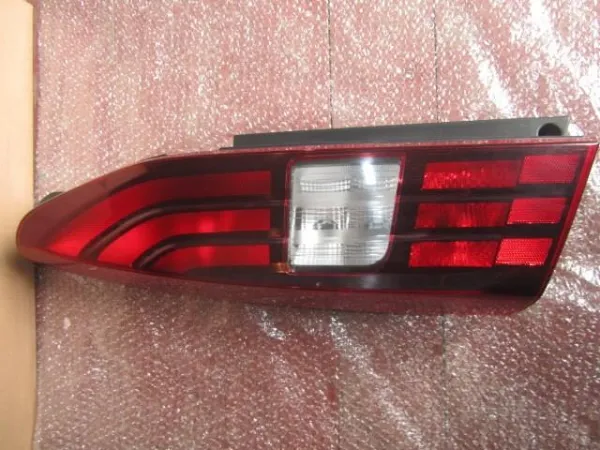 Lanterna traseira esquerda 9819427380 Peugeot/Citroen