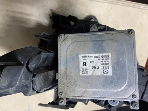Luz esquerda BCJH51040 Mazda