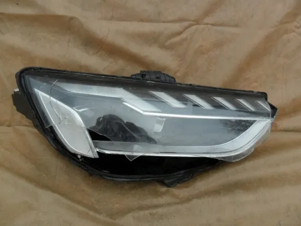 Luz esquerda 8W0941035 VAG