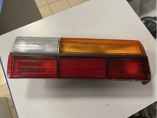 Lanterna traseira direita Audi 80 B2
