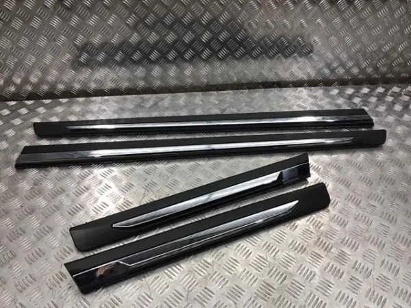 Moldura da porta traseira direita inferior 828766FR0A Nissan/Infiniti