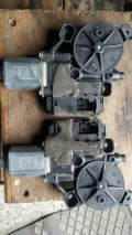 Motor de acionamento de vidro da porta dianteira direita Volkswagen Transporter 7HB, 7HJ, 7EB, 7EJ