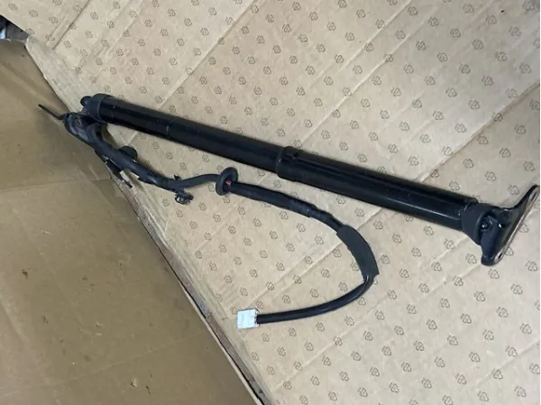 Amortecedor de tampa de porta-malas (de 3ª/5ª porta traseira) 6891049065 Toyota