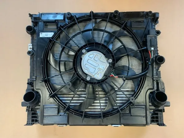 Radiador de esfriamento de motor 17119886561 BMW