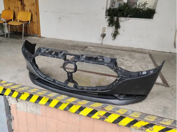 Pára-choque dianteiro BCKA50031EBB Mazda