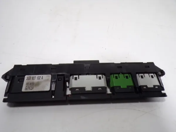 Botão de ativação do sinal de emergência Volkswagen Passat B8