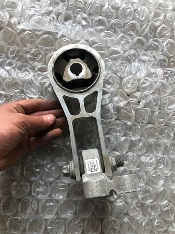 Coxim (suporte) traseiro de motor P68253029AC Chrysler