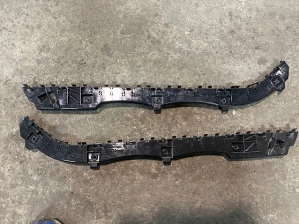 Consola direita do pára-choque traseiro externo 57707AN34A Subaru