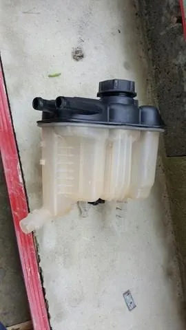 Tanque de expansão do sistema de esfriamento LR115228 Land Rover