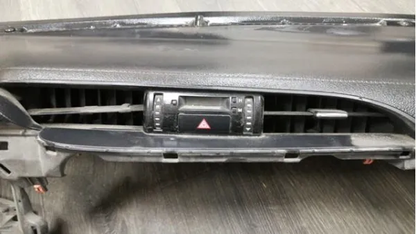 Botão de ativação do sinal de emergência Toyota Hilux GUN12, GUN13