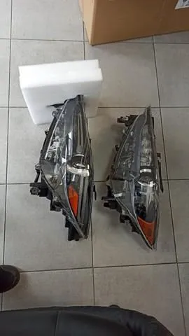 Luz esquerda KL2J51041A Mazda