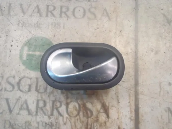 Maçaneta interna dianteira/traseira da porta esquerda 8200387748 Renault (RVI)