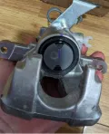 Suporte do freio traseiro esquerdo Opel Corsa S07