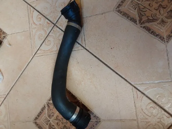 Mangueira (cano derivado) do radiador de esfriamento superior A2055018201 Mercedes