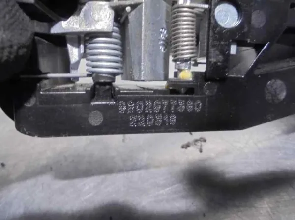 Suporte de maçaneta externa da porta traseira esquerda 9802977380 Opel