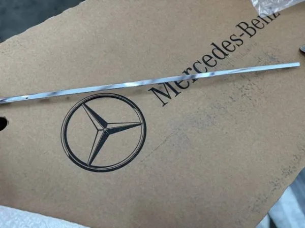 Moldura central do pára-choque traseiro A2238857401 Mercedes