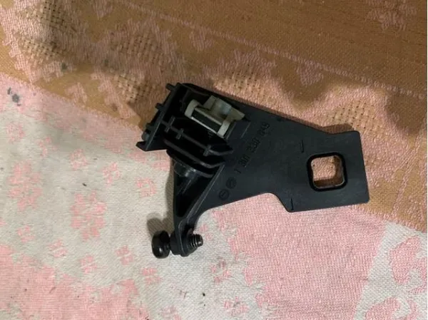 Consola (adaptador) de fixação da luz dianteira esquerda 1301330049 VAG