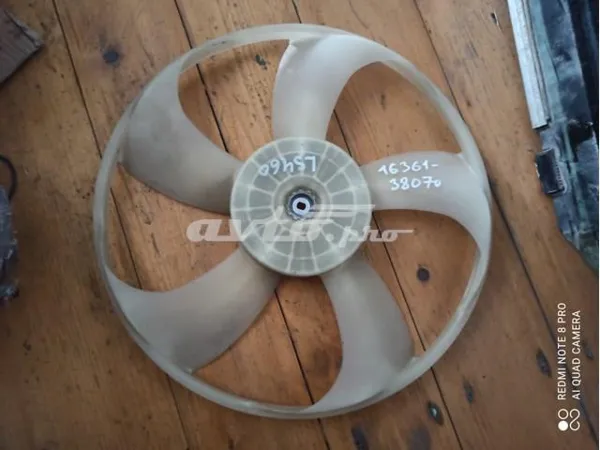 Ventilador (roda de aletas) do radiador de esfriamento esquerdo 1636138070 Toyota