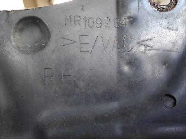 MR109284 Mitsubishi Protetor de lama dianteiro direito