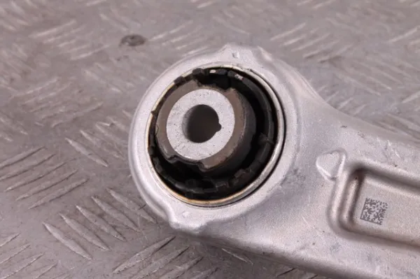 Braço oscilante inferior direito de suspensão dianteira A2973305600 Mercedes