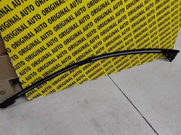 Moldura da porta dianteira esquerda superior KB7W50985N Mazda
