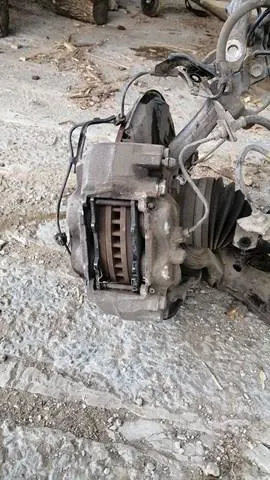 Suporte do freio dianteiro esquerdo 477500K300 Toyota