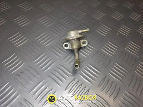 Regulador de pressão de combustível na régua de injectores Mazda 626 IV