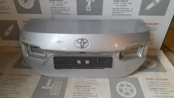 Tampa de porta-malas 6440102A31 Toyota