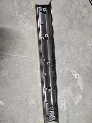 Moldura da porta dianteira direita KB7W51RA0E Mazda
