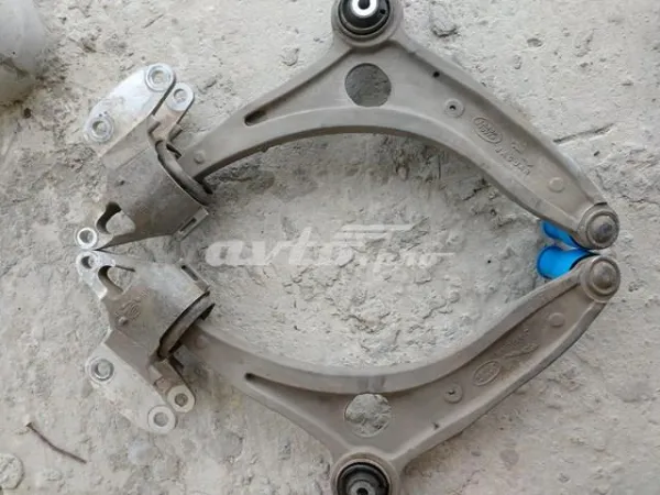 Braço oscilante inferior direito de suspensão dianteira LR133589 Land Rover