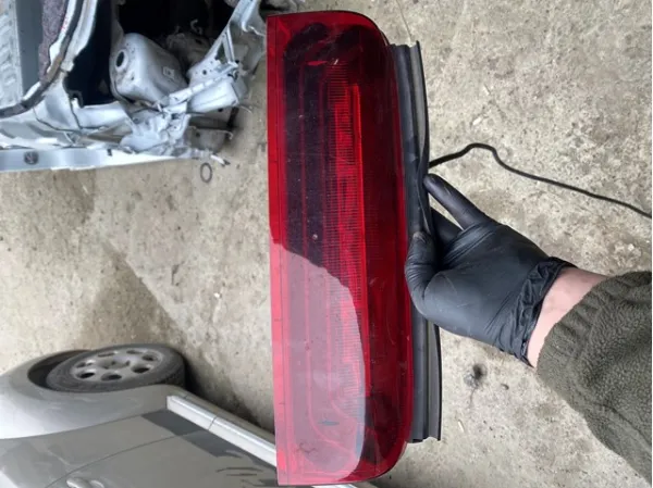Sinal de parada traseiro adicional L90003629 Ford